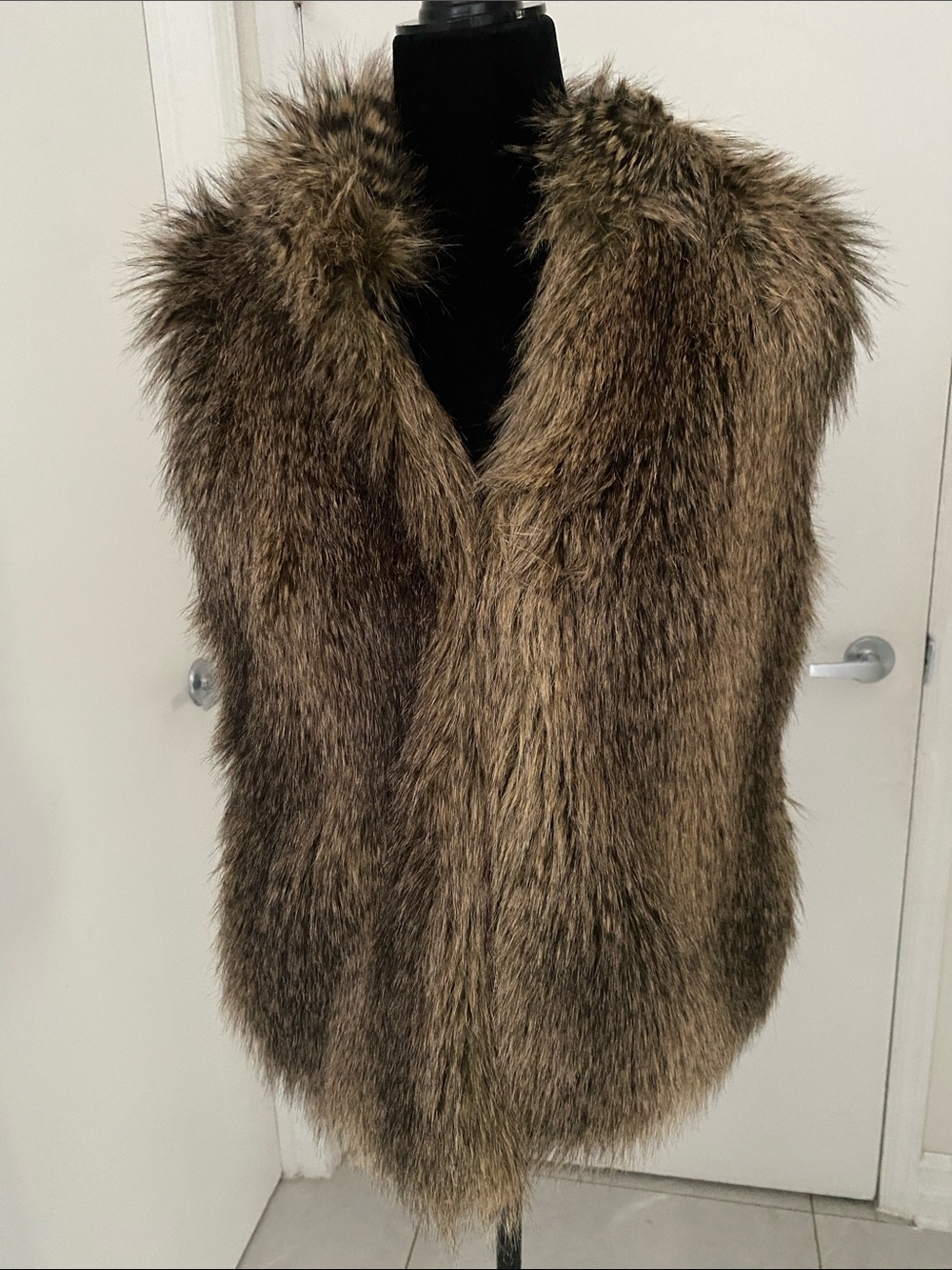 H&M like new Faux Fur Vest in Brown Tones w metal hook closure & pockets Size 8